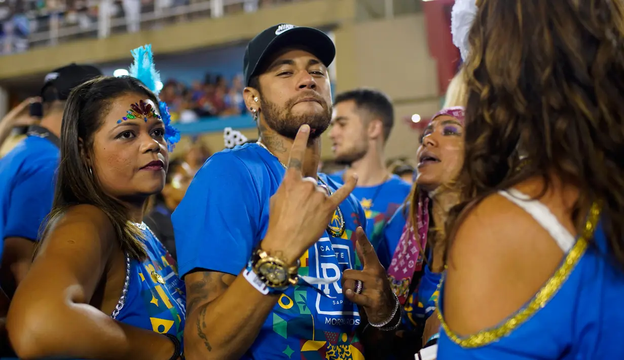 Penyerang Paris Saint-Germain, Neymar bersama rekan-rekannya saat menghadiri parade pertunjukan sekolah samba Vila Isabel selama Karnaval Rio de Janeiro di Sambadrome, Brasil (4/3). (AP Photo/Mauro Pimentel)