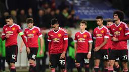 Para Pemain Manchester United tertunduk lemas usai kalah dari Wolfsburg pada lanjutan Liga Champions di Stadion VfL Wolfsburg Arena, Rabu (9/12/2015) dini hari WIB. (AFP Photo/John Macdougall)