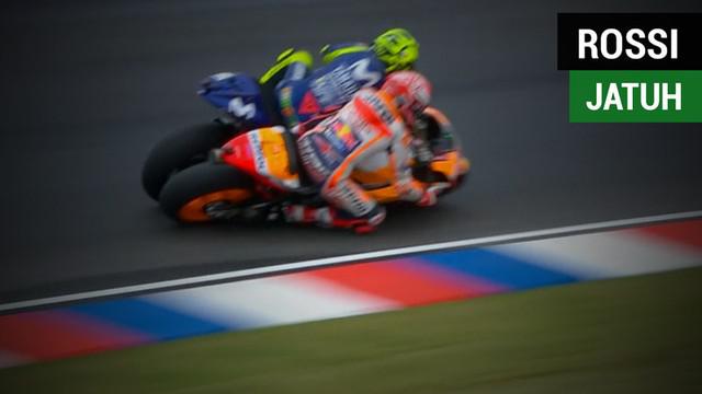 Berita video terpopuler 2018 yang pertama adalah mengenai insiden Valentino Rossi jatuh yang disebabkan aksi menyalip Marc Marquez di MotoGP Argentina 2018.