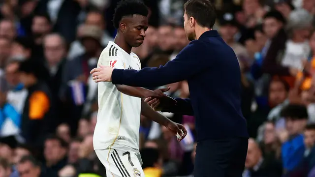 Vinicius Junior ditarik keluar Xabi Alonso di laga Real Madrid vs Real Betis di pekan ke-18 Liga Spanyol 2025/2026 di Santiago Bernabeu, Minggu (04/01/2026). (AP Photo/Pablo Garcia)