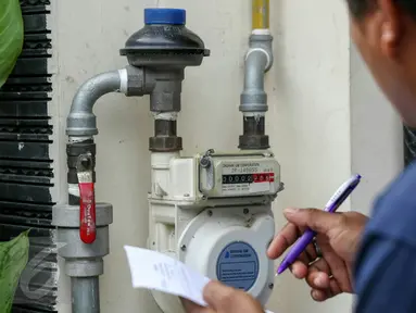 Petugas melakukan pengecekan meteran gas, Jakarta, Kamis (3/3/2016). Pemerintah berupaya mempercepat pembangunan jaringan gas rumah tangga. (Liputan6.com/Yoppy Renato)