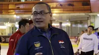 Chef de Mission Indonesia (CdM), Harry Warganegara, saat mengunjungi latihan Timnas Hoki Es Indonesia di Bintaro X Change, Rabu (23/10). Sebanyak 18 atlet akan ikut berjuang pada SEA Games 2019 mendatang. (Bola.com/M Iqbal Ichsan)