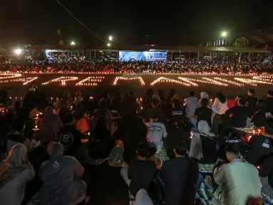 Ribuan masyarakat dari berbagai elemen berbondong-bondong mendatangi Stadion Kanjuruhan, Malang untuk ikut melaksanakan doa bersama memperingati tujuh hari Tragedi Kanjuruhan, Jumat (7/10/2022). (Bola.com/Bagaskara Lazuardi)