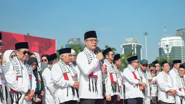 Menteri Luar Negeri Republik Indonesia Sugiono melakukan orasi di Aksi Bela Palestina yang dihelat di Monas, Jakarta, Minggu pagi (3/8/2025) (Dok. Kemlu RI).