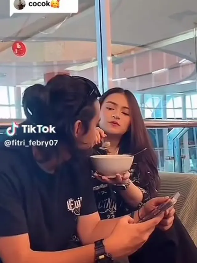 [Fimela] Nathalie Holscher dan Yogi Ilham