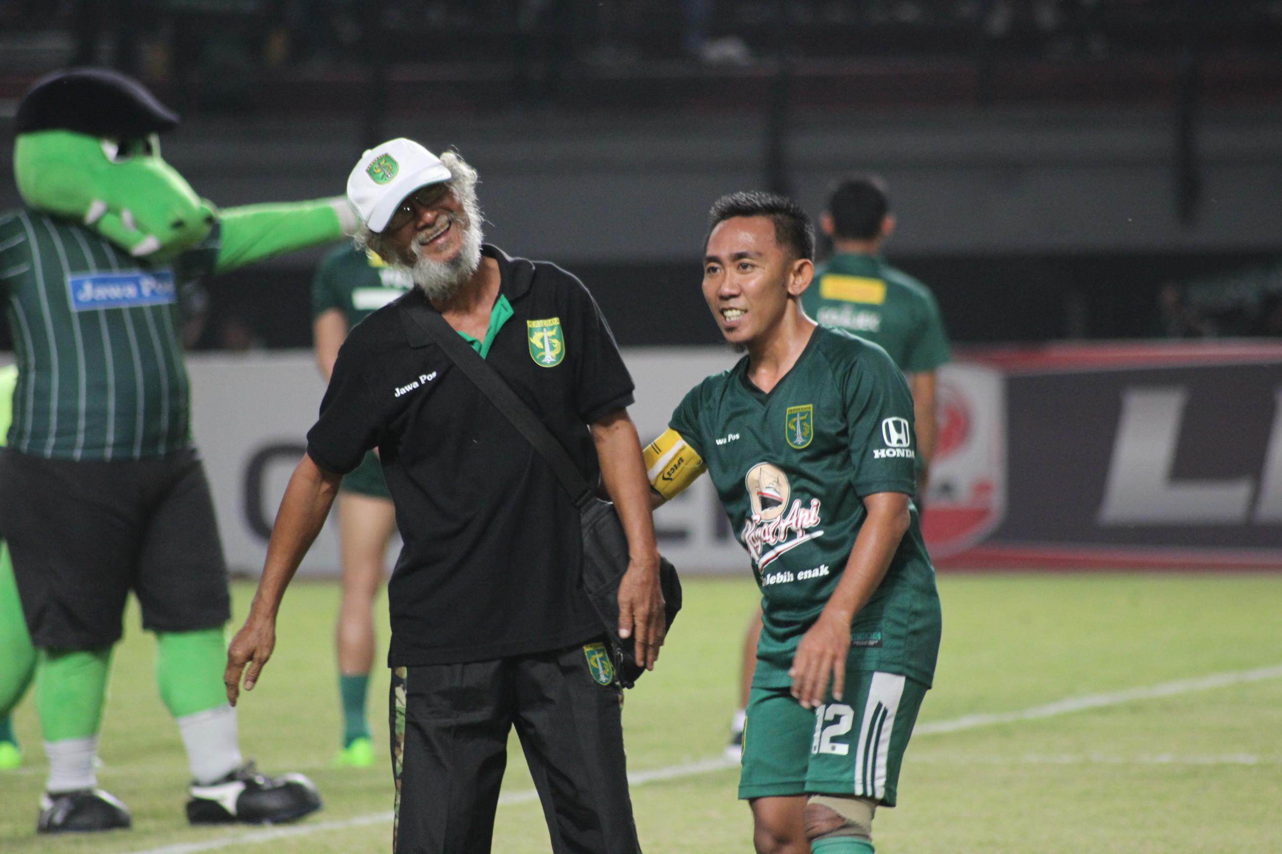 Kapten Persebaya, Rendi Irwan (kanan) (Liputan6.com/Dimas Angga)