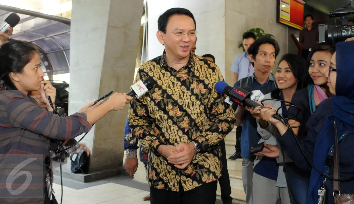 Gubernur DKI Jakarta, Basuki T Purnama (Ahok) menjawab pertanyaan wartawan usai diperiksa di Bareskrim, Jakarta, (21/6). Kedatangannya untuk menjalani pemeriksaan sebagai saksi dalam dugaan korupsi pengadaan UPS. (Liputan6.com/Helmi Afandi) 