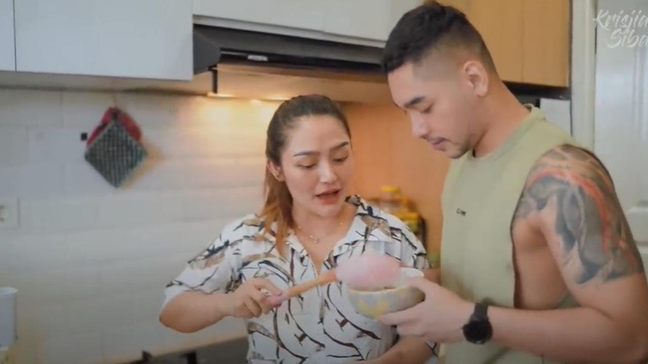 8 Potret Dapur Siti Badriah yang Jarang Tersorot, Konsep Open Space - Nuansa Hangat Sentuhan Kayu