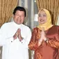 Mantan Gubernur Sulbar Anwar Adnan Saleh bersama istri Enny Anggraey Anwar (Liputan6.com/Abdul Rajab Umar)