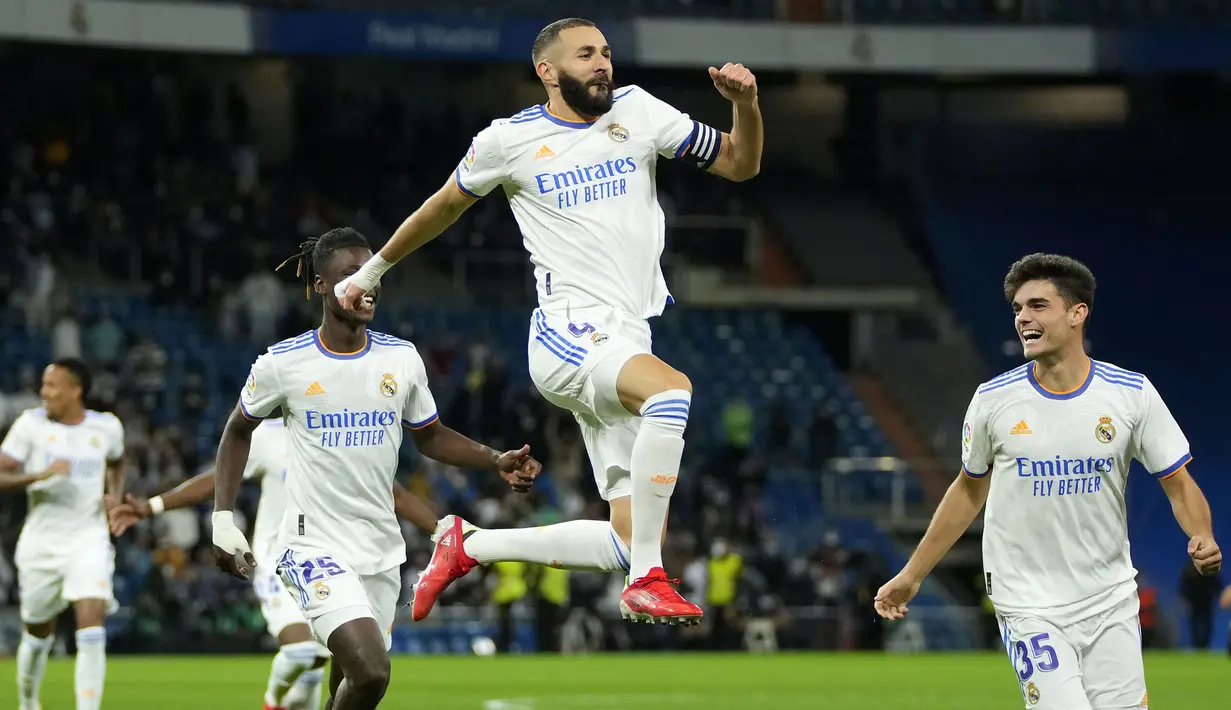 Benzema akhirnya benar-benar mencetak angka setelah gol di awal babak kedua dianulir. Memanfaatkan umpan panjang terukur dari David Alaba, Benzema sukses membobol gawang Reina dan mencetak brace. (AP/Manu Fernandez)