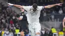 <p>Penyerang Real Madrid, Karim Benzema berselebrasi seteleh mencetak gol ke gawang Elche selama pertandingan lanjutan La Liga Spanyol di stadion Santiago Bernabeu di Madrid, Spanyol, Kamis (16/2/2023). Benzema mencetak dua gol lewat titik penalti di laga ini sekaligus mengantar Madrid menang telak atas Elche dengan skor 4-0. (AP Photo/Manu Fernandez)</p>