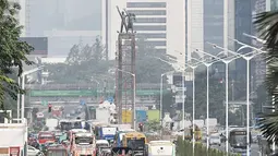 Patung Selamat Datang Bundaran HI terlihat jelas di jalan MH. Thamrin, Jakarta, Rabu (1/8). Sebelumnya Gubernur DKI Jakarta telah memutuskan untuk menurunkan JPO Budaran HI dan menggantinya dengan Pelican Cross baru-baru ini. (Liputan6.com/Faizal Fanani)