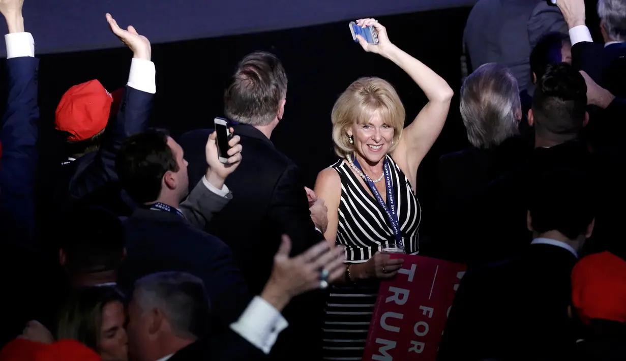 Seorang pendukung capres dari Partai Republik Donald Trump bergembira saat menyaksikan hasil perhitungan suara Pilpres AS 2016 di Manhattan, New York, AS, (8/11). (REUTERS/Mike Segar)