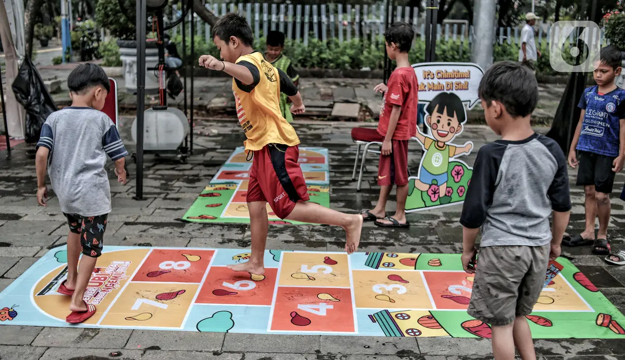 Anak-anak bermain permainan tradisional di kawasan Kota Tua, Jakarta Barat, Minggu (13/11/2022). Festival ini digelar untuk memperkenalkan permainan tradisional kepada anak sekaligus menguji ketangkasan di tengah gempuran gawai teknologi. (merdeka.com/Iqbal S. Nugroho)