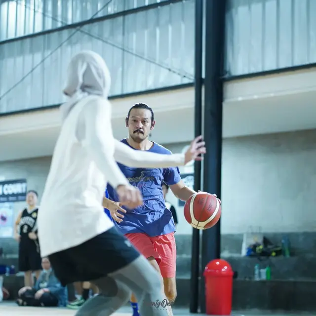 Punya Hobi Basket, Ini 7 Gaya Dwi Sasono Saat Main di Lapangan