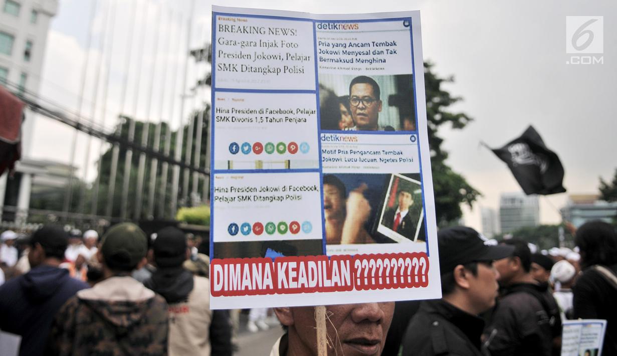Massa Laskar Pembela Islam saat mengawal pemeriksaan Habib Bahar bin Smith di depan Gedung Bareskrim Polri, Jakarta, Kamis (6/12). Habib Bahar diduga menghina Presiden Joko Widodo dalam ceramahnya yang viral di media sosial. (Merdeka.com/Iqbal Nugroho)
