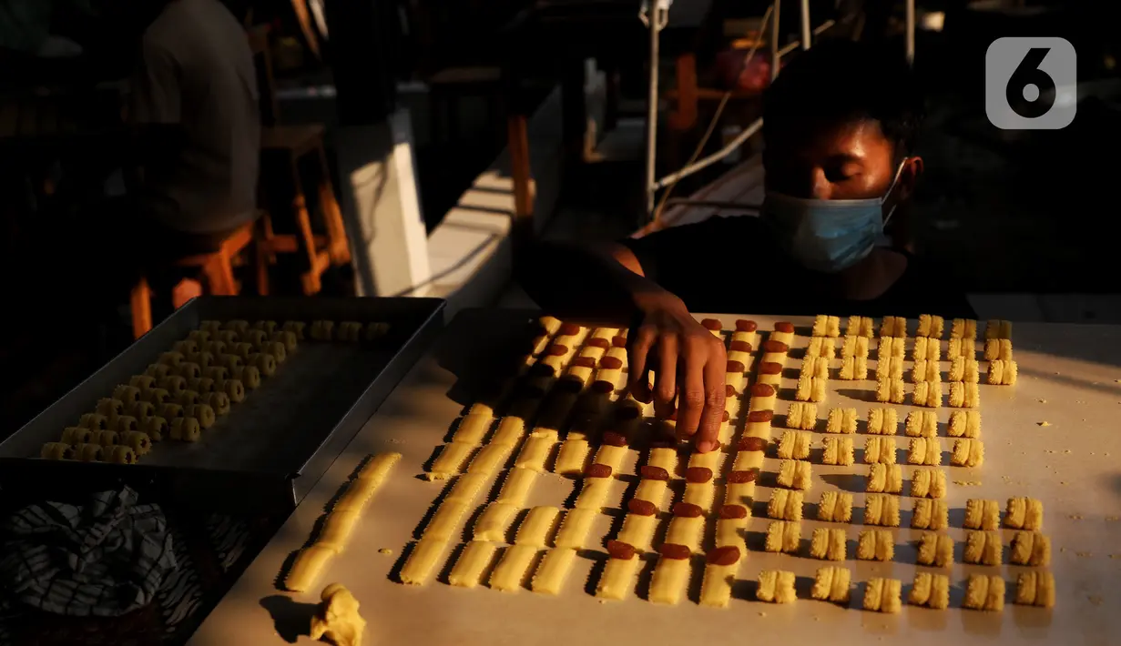 Pekerja tengah mengecek kue kering di industri rumahan Dea cake di Tangerang, Selasa (27/4/2021). Kue kering tersebut di jual dari 100 ribu  hingga 300 ribu sesuai ukuran toples. (Liputan6.com/Angga Yuniar)