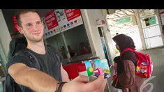 Seorang warga negara asing memperlihatkan e-Ticket yang dibelinya, Jakarta, Senin (11/8/2014)(Liputan6.com/Faizal Fanani)