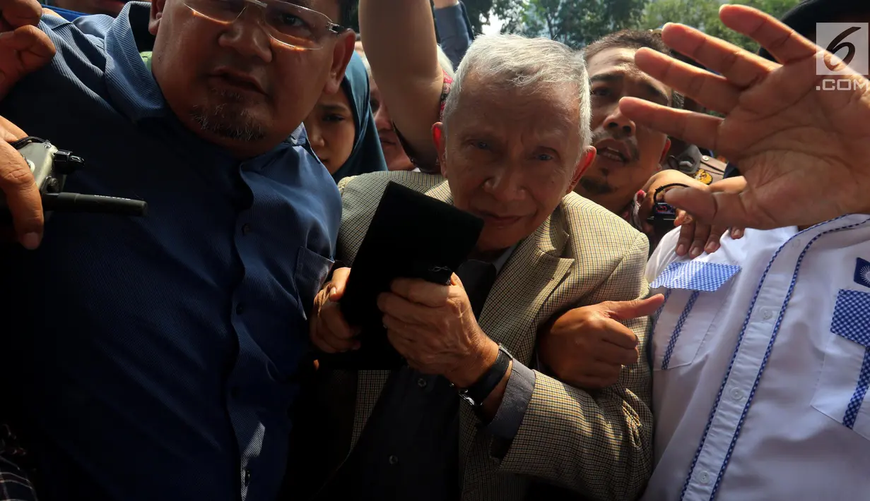 Mantan Ketua Umum DPP Partai Nasional Amanat (PAN), Amien Rais memenuhi panggilan kedua Polda Metro Jaya, Jakarta, Rabu (10/10). Amien Rais didampingi sejumlah pengacara dan putrinya Hanum Rais tiba di Polda Metro Jaya. (Liputan6.com/Johan Tallo)