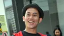 Budi Doremi ditemui saat press screenning film Catatan Akhir Kuliah di Epicentrum XXI, Senin (27/7/2015). Budi Doremi tampak bergaya mengenakan baju toga. (Liputan6.com/Panji Diksana)