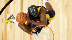 Pemain Indiana Pacers, Victor Oladipo saat mengikuti kontes Slam Dunk NBA All-Star 2018 di Los Angeles, AS (17/2). Victor Oladipo tampil unik menggenakan topeng dari film "Black Panther". (Bob Donnan / Pool via AP)