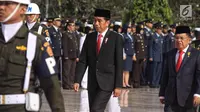 Presiden RI, Joko Widodo bersama Wapres Jusuf Kalla saat memimpin upacara Peringatan Hari Pahlawan 2017 di Taman Makam Pahlawan Nasional Kalibata, Jakarta, Jumat (10/11). (Liputan6.com/Pool)