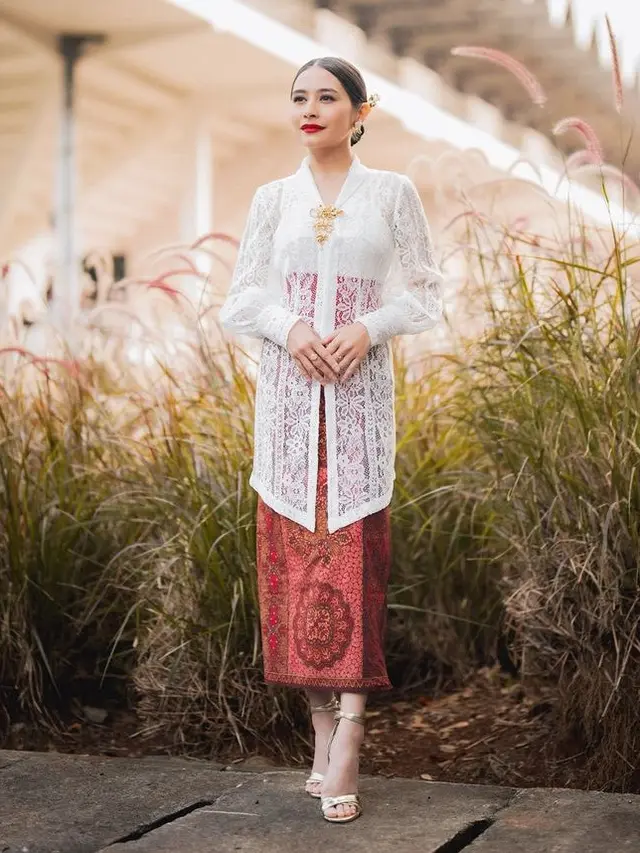Prilly Latuconsina saat Hari Kebaya Nasional. [@armanfebryan]