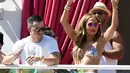 Penyanyi Jennifer Lopez saat berjoget didampingi Koreografer Casper Smart saat menjadi host di acara "Karnaval Del Sol" pesta kolam renang di Drai Beach Club - Nightclub di The Cromwell Las Vegas pada 29 Mei 2016. (Ethan Miller/Getty Images/AFP)