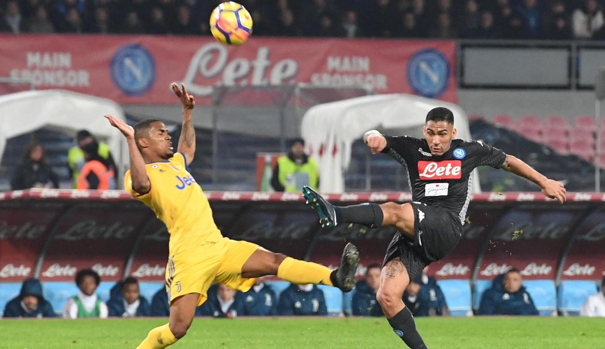 Pemain Napoli, Allan, (kanan) melakukan tembakan saat diadang pemain Juventus pada lanjutan Serie A Italia di San Paolo stadium, Naples, (1/12/2017). Juventus menang 1-0 atas Napoli. (Ciro Fusco/ANSA via AP)
