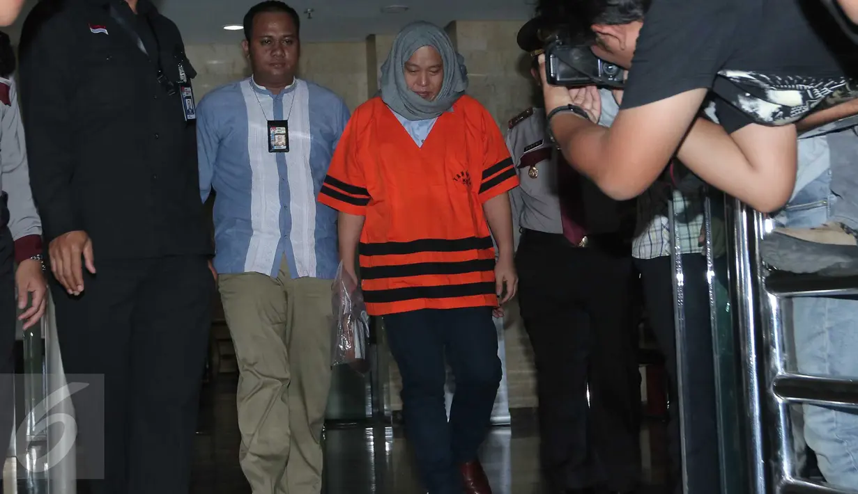 Pengusaha Setyadi (tengah) berjalan menunduk usai menjalani pemeriksaan di KPK, Jakarta, Kamis (22/10). Setyadi resmi ditahan terkait dugaan suap proyek pengembangan pembangkit listrik mikrohidro Papua. (Liputan6.com/Angga Yuniar)