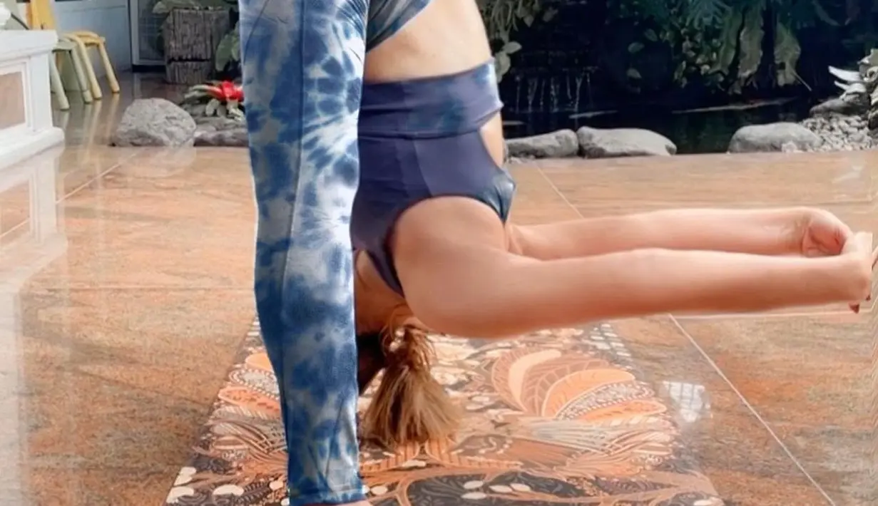 Tak hanya itu, setiap kali wanita 43 tahun melakukan Yoga, ia sering memamerkan gerakan yang cukup ekstrim. Kali ini tubuhnya bak karet yang lentur. (Liputan6.com/IG/@inul.d).