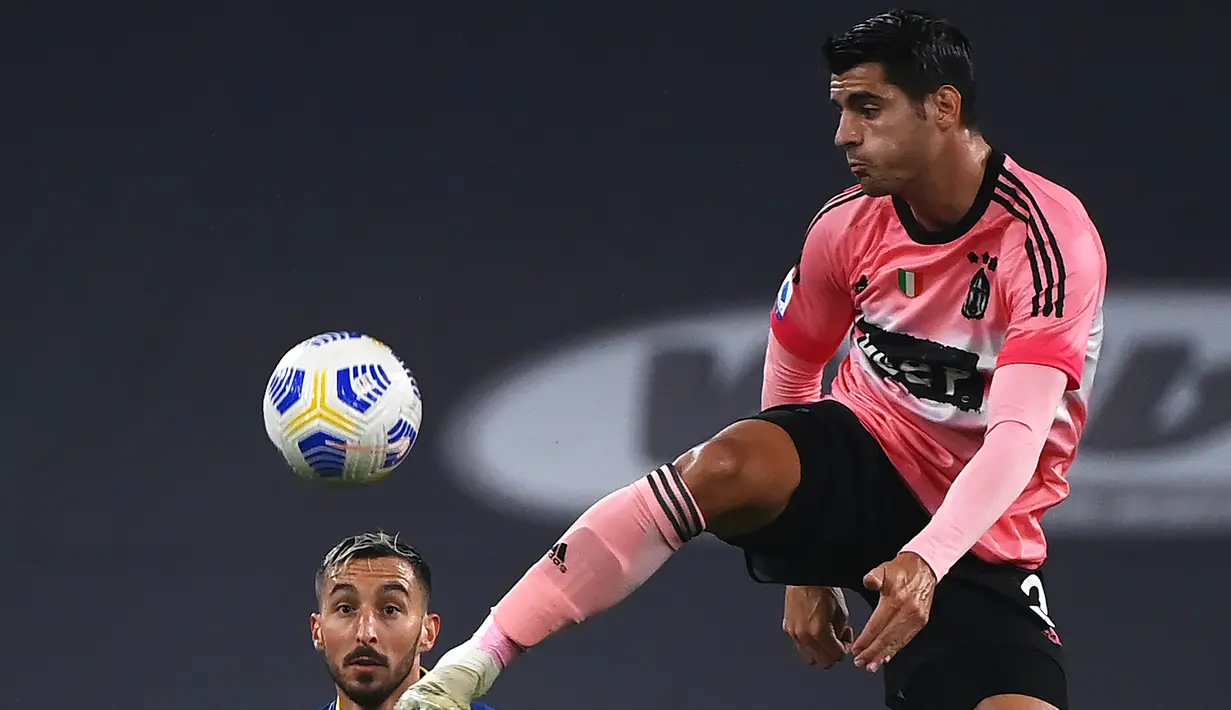 Penyerang Juventus, Alvaro Morata mengontrol bola saat bertanding melawan Hellas Verona pada pertandigan lanjutan Liga Serie A Italia di Allianz Stadium di Turin (25/10/2020). Juventus bermain imbang 1-1 atas Verona. (AFP/Marco Bertorello)