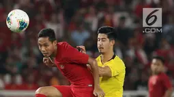 Gelandang Timnas Indonesia, Evan Dimas (kiri) berebut bola dengan gelandang Malaysia, Brendan Gan pada laga perdana Grup G Penyisihan Kualifikasi Piala Dunia 2022 zona Asia di Stadion GBK, Jakarta, Kamis (5/9/2019). Indonesia kalah 2-3. (Liputan6.com/Helmi Fithriansyah)