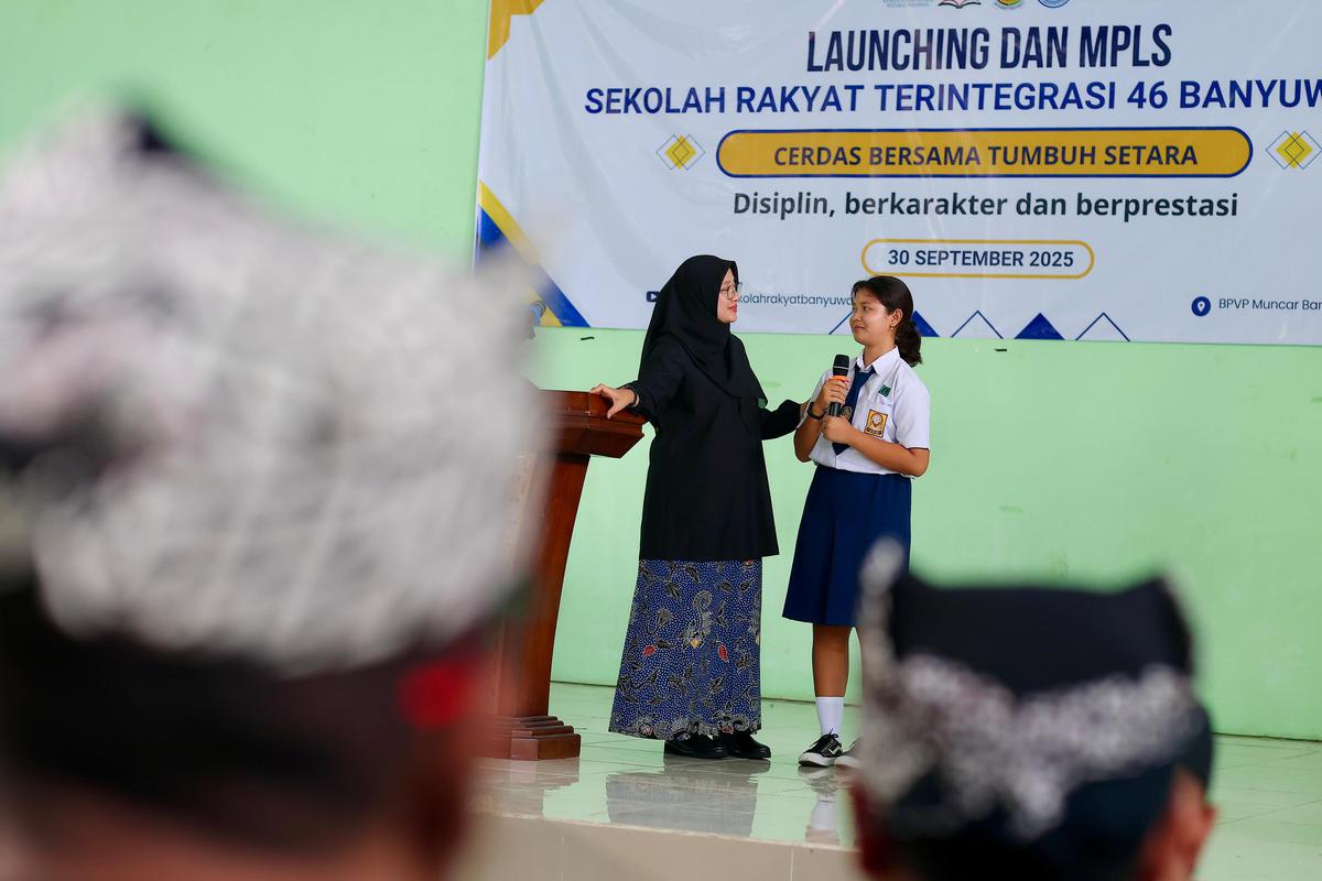 Bupati Banyuwangi Ipuk Fiestiandani saat menyambangi Sekolah Rakyat di Muncar