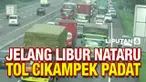 Peningkatan jumlah kendaraan baik pribadi maupun umum mulai terlihat di Tol Cikampek jelang hari Natal dan Tahun Baru 2022. Kendaraan berasal dari arah Jakarta menuju Bandung dan Jawa Tengah.