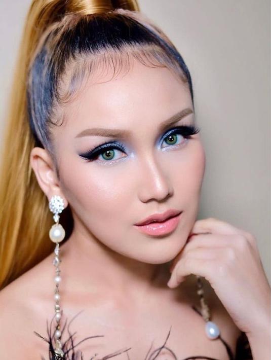 Auranya semakin maksimal, bahkan gak sedikit pula netizen yang menilai bahwa Ayu terlihat semakin memesona bak Idol K-Pop. Dengan eyeshadow berwarna biru, pedangdut tesebut terlihat makin cerah dan cantik. (Liputan6.com/IG/@ayutingting92)