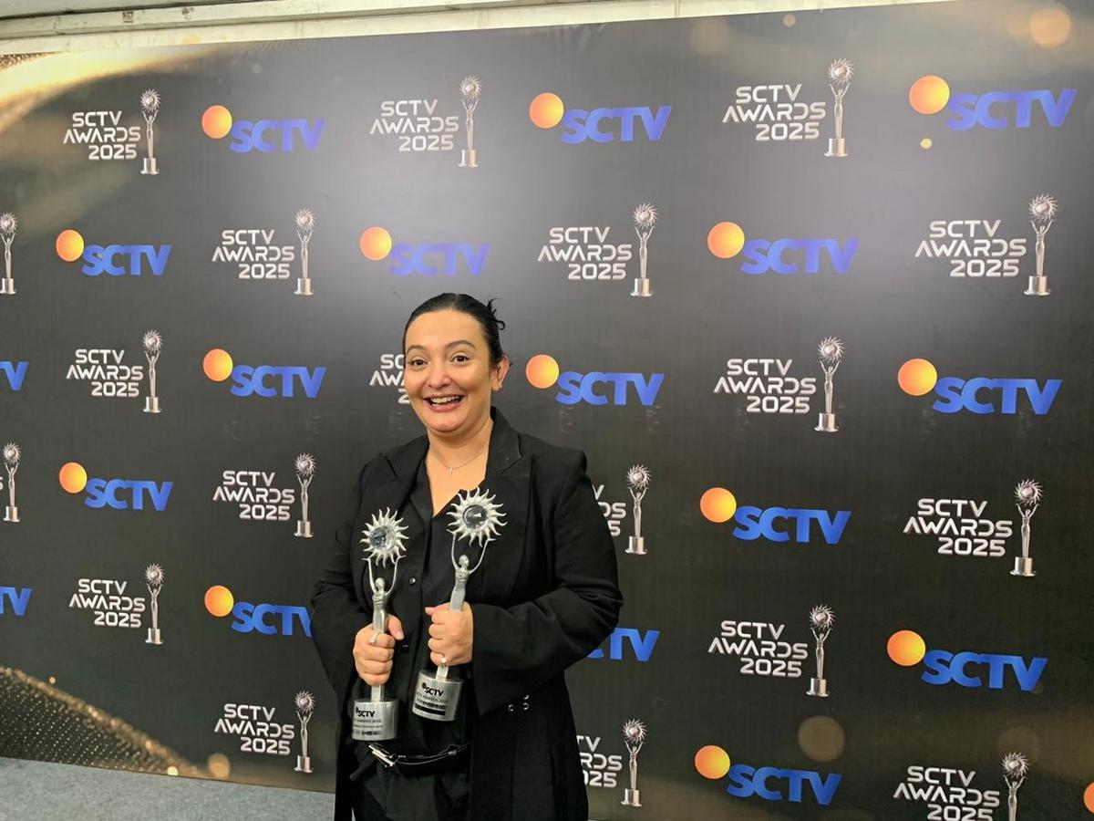 Vemmy Sagita (Sutradara & Produser Sinetron Asmara Gen Z) Perwakilan Sinetron Asmara Gen Z sebagai Pemenang Kategori Sinetron Paling Ngetop & Lagu Batas Cinta sebagai Soundtrack Sinetron Paling Ngetop SCTV Awards 2025