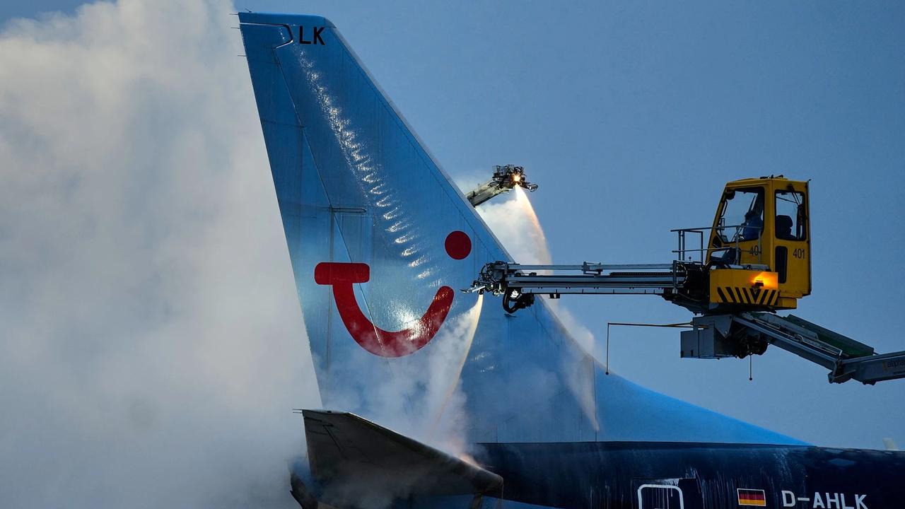 FOTO: Pesawat Dideicing di Tengah Suhu Ekstrem Frankfurt Jerman