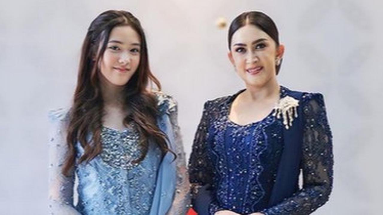Potret Mikhaela Berkebaya Temani Nafa Urbach Dilantik Jadi Anggota DPR RI, Cantiknya Bikin Gak Kedip