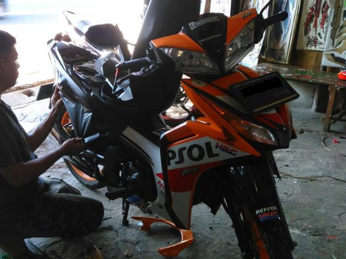 Pasang Stiker Doff Di Motor Bebek