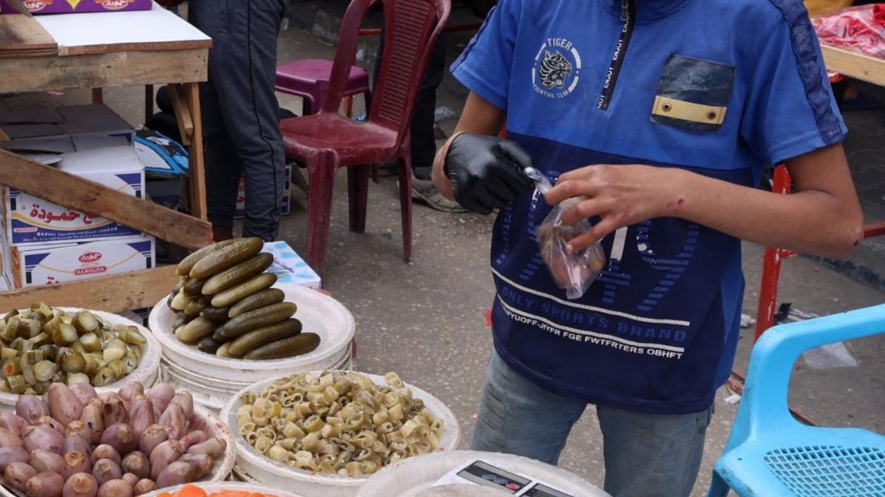 Di pasar itu mereka berjualan makanan dan minuman. Foto: MOHAMMED ABED / AFP<br>
