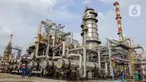 Pekerja beraktivitas di Kilang Pertamina Plaju, Palembang, Sumatra Selatan, Senin (26/5/2025). (Liputan6.com/Herman Zakharia)