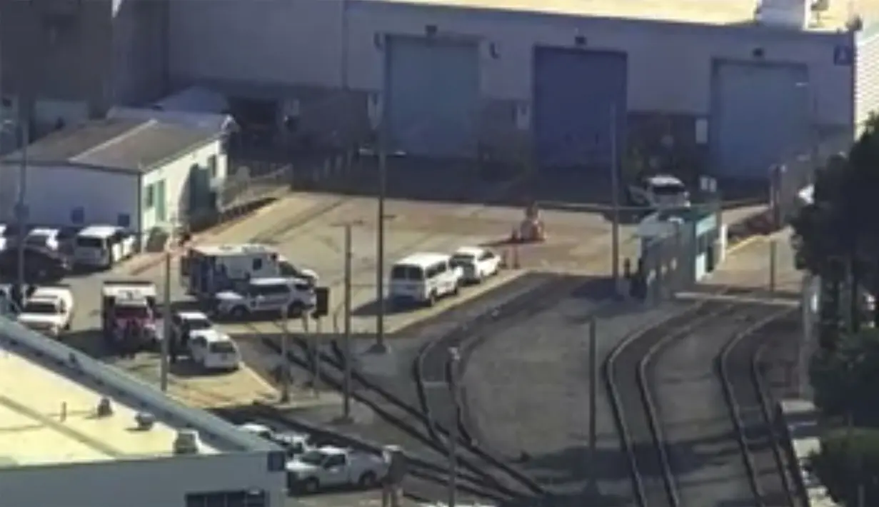 Personel darurat berada di lokasi penembakan di San Jose, California (26/5/2021). Polisi belum bisa menentukan jumlah korban meninggal dalam kejadian itu. (KGO-TV/ABC7 via AP)