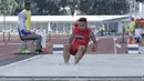 Atlet lompat jauh DKI Jakarta, Noval, melakukan lompatan saat kejurnas atletik di Stadion Madya, Senayan, Jakarta, Rabu (9/5/2018). Noval berhasil menjadi juara dengan loncatan sejauh 7,14 Meter. (Bola.com/M Iqbal Ichsan)