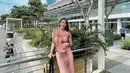Aaliyah Massaiddengan tampil manis dengan set pink gradasi. Dengan outfit ini, Aaliyah pamer tubuhnya yang proporsional. [@aaliyah.massaid]