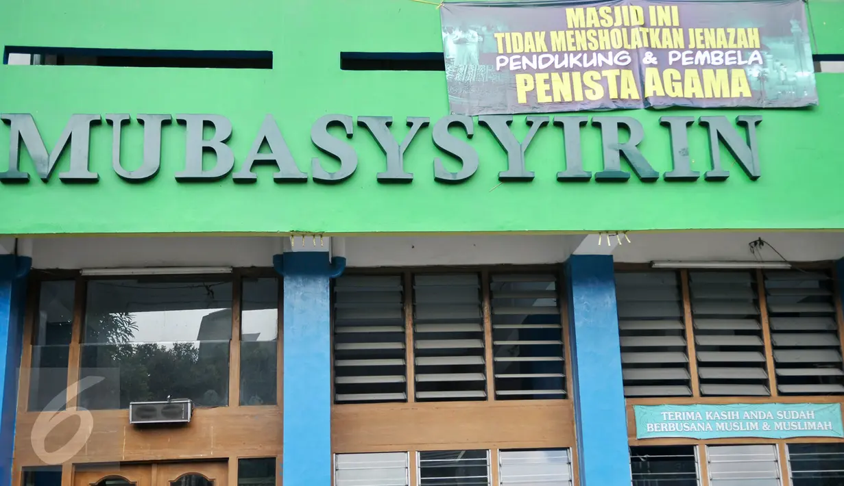 Spanduk yang terpasang di Masjid Mubasysyrin di Jalan Karbela Selatan, Setiabudi, Jakarta Selatan, Minggu (26/2). Di wilayah Karet, Setiabudi, Jakarta Selatan, setidaknya ditemukan 3 masjid yang dipasangi spanduk. (Liputan6.com/Yoppy Renato)
