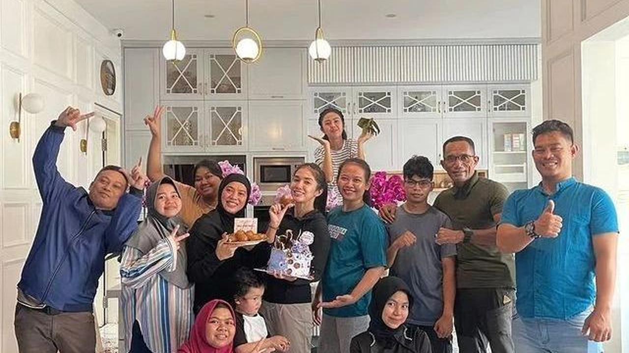 Di hari yang sama, terlihat pula para karyawan Ussy juga turut merayakan hari kelahirannya itu. Wajah kegembiraan begitu terlihat bagi wajah mereka.