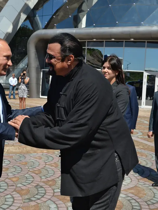 Aktor ‘Hard To Kill’ ini juga memuji Presiden Vladimir Putin serta Rusia meskipun hubungan diplomatik antara Moskow dan Barat ‘sangat dingin’. (AFP/Bintang.com)