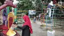 Seorang anak didampingi orangtuanya bermain di RPTRA Taman Kenanga, Jakarta, Selasa (28/9). Pemerintah Provinsi DKI Jakarta menargetkan pada tahun ini akan membangun 16 Ruang Publik Terpadu Ramah Anak (RPTRA). (Liputan6.com/Faizal Fanani)