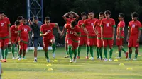 Jelang berlaga di Sea Games XXVIII Singapura, Timnas Indonesia U-23 kembali melakukan latihan di Lapangan Sutasoma Halim Perdanakusuma, Jakarta, Sabtu (23/5/2015). Tampak, pemain timnas U-23 berlatih kecepatan berlari. (Liputan6.com/Helmi Fithriansyah)